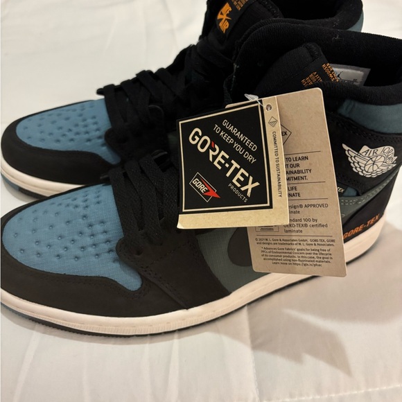 Jordan Air 1 GORE-TEX Black and Teal Sneakers - Picture 3 of 7